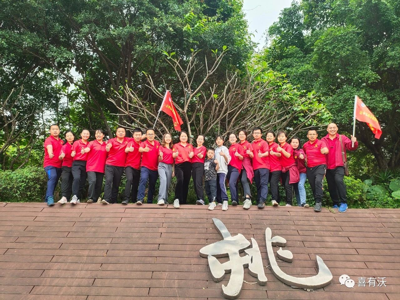 　　中途，大家補給能量的地點也是選擇觀景位置極佳的地方，開心就餐的同時還能觀景。